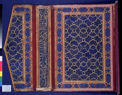 Indvendig side af en korankasse med en thulth-indskrift på bindet (læder) (se 181735) af Islamic School