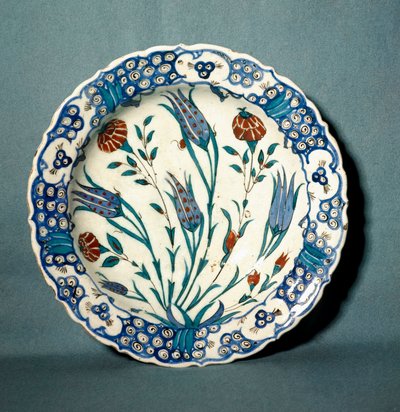 Islamisk kunst: Keramisk pladeindretning fra Iznik (nutidig Nicee) i Tyrkiet. 16. århundrede. Sevres, National Museum of Ceramic af Islamic School
