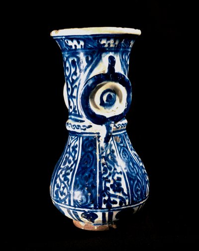 Mamelukkernes islamiske kunst: keramik med blå baggrund. Keramik fra det 13.-14. århundrede. Kairo, Museum for Islamisk Kunst. af Islamic School