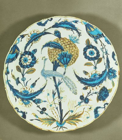 Iznik-fad malet med en påfugl mellem blomster, Tyrkiet, ca. 1550-55 (polykrom underglaseret frittetøj) af Islamic School