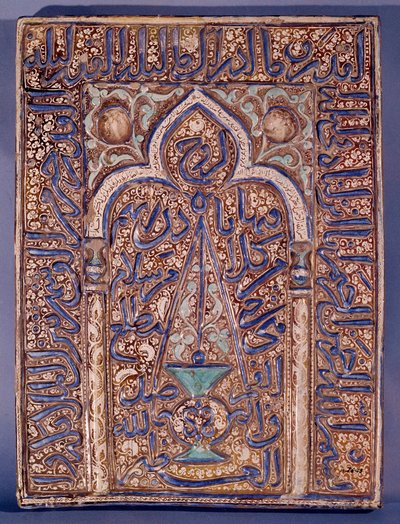 Mellemøsten: plakette dekoreret med repræsentationen af en mihrab, niche praktiseret i væggen i en moské, der angiver bønnens retning mod Mekka. 13. eller 14. århundrede. Paris, Museum for Dekorativ Kunst af Islamic School