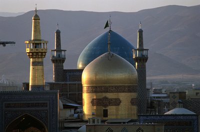 Den helt gyldne kuppel og minaret af Imam Rezas helligdom, den 8. shiitiske imam, med Timurid Gowhar Shad-moskeen bagved af Islamic School
