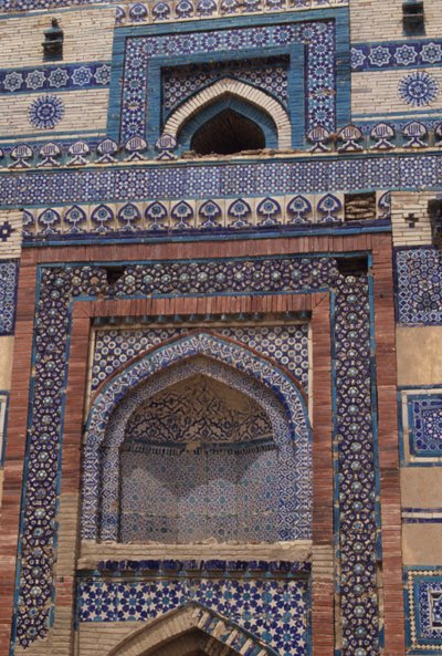 Fliser på indgangsporten til mausoleet af Bibi Jawindi (d.1403) opført i 1494 af Islamic School