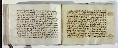 To sider af et koranmanuskript skrevet med orientalsk kufisk skrift af Islamic School