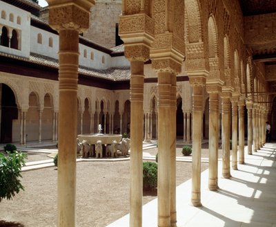 Udsigt over Lions Court, hovedretten i Nasrid-dynastiets Palace of the Lions af Islamic School