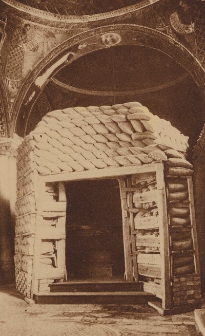 Dåbskapellet i Markuskirken, Venedig, beskyttet af sandsække, Første Verdenskrig (s/h-foto) af Italian Photographer