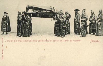 Brødre fra Compagnia della Misericordia (Company of Mercy) bærer en syg mand til hospitalet, Firenze (s/h foto) af Italian Photographer
