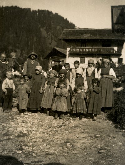 Familie foran hus, Aostadalen, Italien 1900-1910 af Italian Photographer