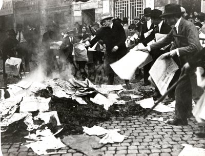 Fascistisk hold brænder socialistiske aviser "Il Paese" efter at have ødelagt belejringen af Italian Photographer