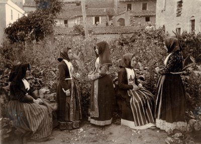 Gruppe af kvinder iført traditionelle dragter i en have, Sardinien, Italien af Italian Photographer