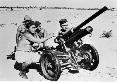 Italiensk antitank i den libyske ørken. 1941. af Italian Photographer