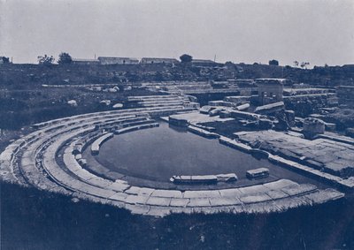 Italien: Syracusa, ruinerne af det græsk-romerske gymnasium (s/h foto) af Italian Photographer