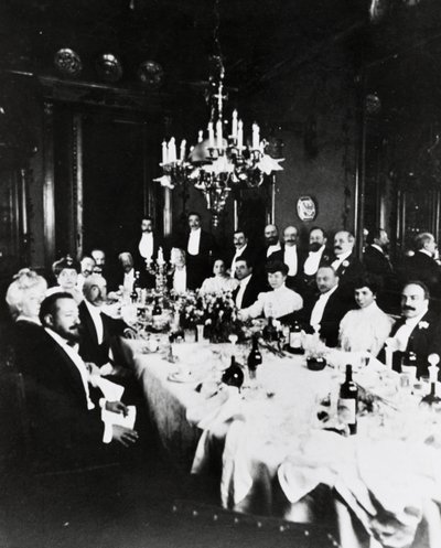 Frokost på Casa Sonzogno, blandt gæsterne er det muligt at genkende Francesco Cilea, Pietro Mascagni, Umberto Giordano, Carlo Romussi, Arturo Colautti, Amintore Galli og Edoardo Sonzogno, Milano af Italian Photographer
