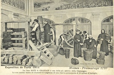Munke presser champagne druer i 1710, udstiller på Turin International Exhibition, Italien af Italian Photographer