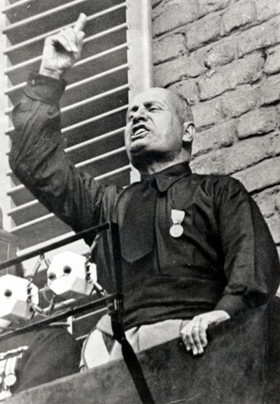 Mussolini i sort skjorte af Italian Photographer