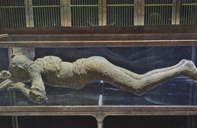 Gipsafstøbning af en krop fra Pompeji (farvefoto) af Italian Photographer