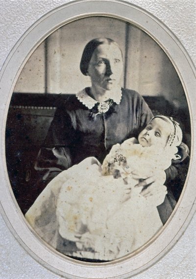Post mortem portræt af en lille pige holdt af sin mor, ca. 1855 (s/h foto) af Italian Photographer