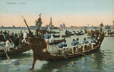 Procession i en venetiansk kanal (farvefoto) af Italian Photographer