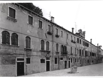 Række af huse på Calle Riello, Venedig af Italian Photographer