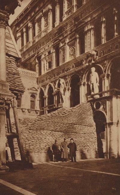 Scala dei Giganti ved Dogepaladset, Venedig, beskyttet af sandsække, Første Verdenskrig (s/h-foto) af Italian Photographer