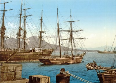 Skonnerte i Napolibugten med Vesuv i baggrunden, pub. ca. 1900 af Italian Photographer