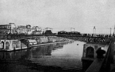 Taranto, lukket svingbro og gamle bydel (s/h foto) af Italian Photographer