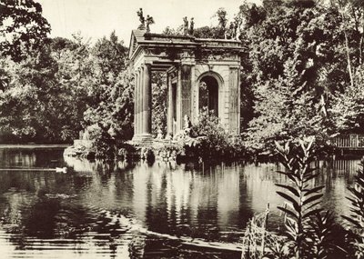 Tempel ved Borghese-villaens sø af Italian Photographer