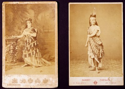 Teresa Stolz og Antonietta Pozzoni iført kostume til Aida (gelatinesølvtryk) af Italian Photographer