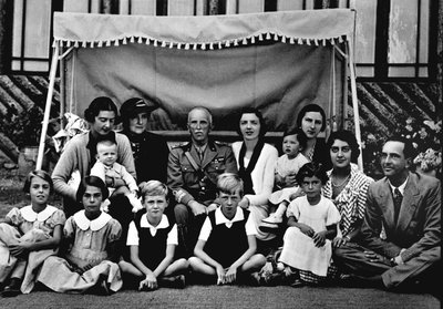 Den italienske kongefamilie. I centrum Victor Emmanuel III (Vittorio Emanuele). Blandt de siddende børn, den 3. fra venstre er prins Victor Emmanuel (Victor-Emmanuel) (Vittorio Emanuele), den sidste til højre hans far Humbert II (Umberto II). 19 af Italian Photographer