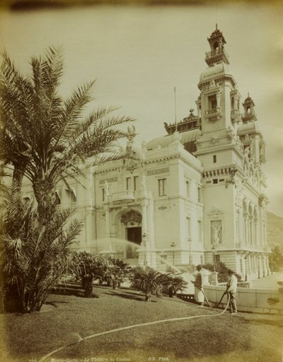 Teatret annekteret til kasinoet i Montecarlo. I forgrunden udsigt til haven prydet med palmer af Italian Photographer