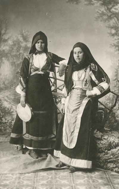 To kvinder iført traditionelt tøj fra Belvi og Aritzo, Sardinien, Italien, ca. 1910 af Italian Photographer