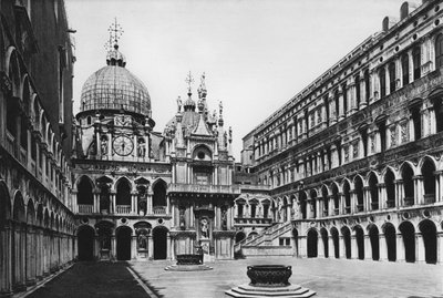 Venedig, Dogepaladset, The Courtyard (s/h-billede) af Italian Photographer
