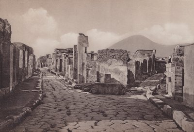 Via Consolare og Porta Di Ercolano, Consular Road, Gate of Herculanum (s/h foto) af Italian Photographer