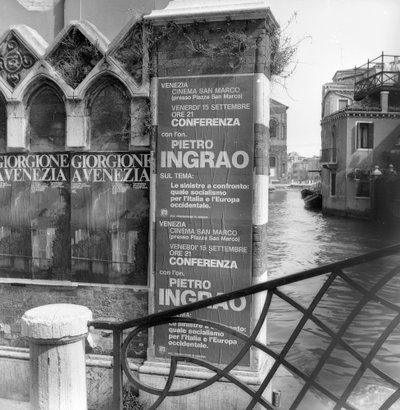 Udsigt over en kanal i Venedig med plakater, der reklamerer for en Giorgione-udstilling og et politisk manifest i forgrunden af Italian Photographer