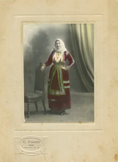 Kvinde iført traditionel kjole, Sardinien, Italien, fotografi af Camillo Toncker, Rom, ca. 1910 af Italian Photographer