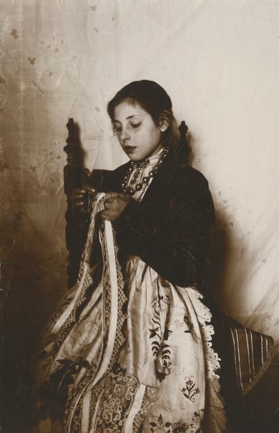 Ung kvinde, der syr, Toscana, Italien, ca. 1910 af Italian Photographer