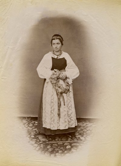 Ung kvinde iført en brudekjole og holder en ring af brød pakket ind i bånd, Parre, Lombardiet, Italien, fotografi af Premiata Fotografia Taramelli, Bergamo af Italian Photographer