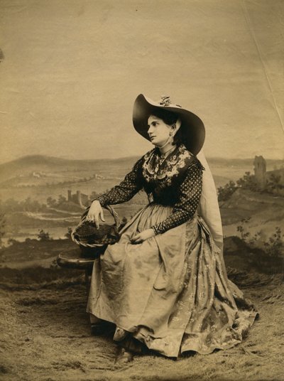 Ung kvinde iført tøj og stråhat fra Sienas landskab, Toscana, Italien, fotografi af Paolo Lombardi, Siena, ca 1890 af Italian Photographer