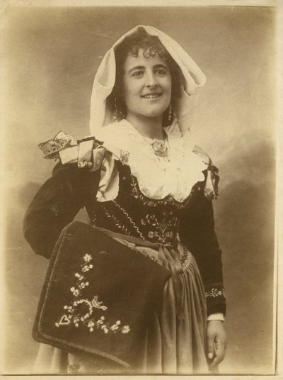 Ung kvinde iført traditionel kjole og hovedbeklædning, Abruzzo, Italien af Italian Photographer