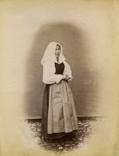 Ung kvinde iført brudekjole, Parre, Lombardiet, Italien, fotografi af Premiata Fotografia Taramelli, Bergamo af Italian Photographer