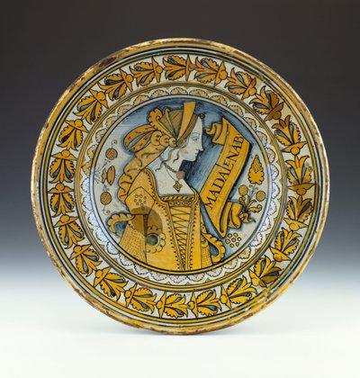 Et Deruta blå og guld lustreret portrætfad forestillende en ung kvinde i profil og indskrevet Madalena B, ca. 1525 (lustreret keramik) af Italian School