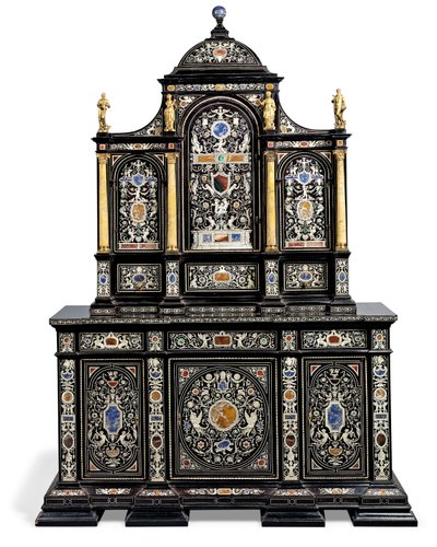 Et italiensk ormolu-monteret elfenbens- og hårdstensindlagt kabinet i ibenholt og ibenholt (elfenben og ibenholt) af Italian School