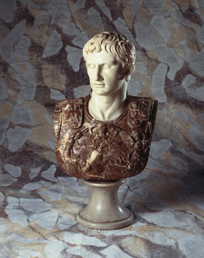En italiensk skulptureret statue og breccia marmor buste af Cæsar Augustus, efter det antikke af Italian School