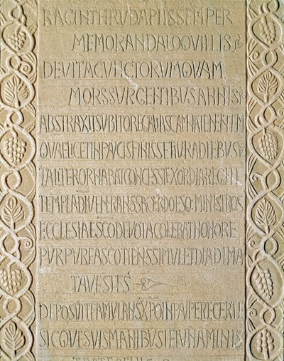 Middelalderens arkæologi (middelalderen). Barbarian Art of Lombardiet: Dronning Ragnetrudes (Raginthruda) gravsten stammer fra 740-750. Lombard kunst. Pavia, Civic Museum, Arkæologisk Sektion (Pavia, Musei Civici, Sezione Archeologia). af Italian School