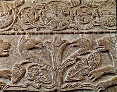 Middelalderens arkæologi (middelalderen). Barbarkunst fra Lombardiet: pluteus af prinsesse Theodote, kong Cuniperts elskerinde kaldet den fromme Cuniperto, regne fra 688 til 700). Detalje af tallerkenen med griffiner, ca. 720. Lombard kunst, marmor. Pavia, af Italian School
