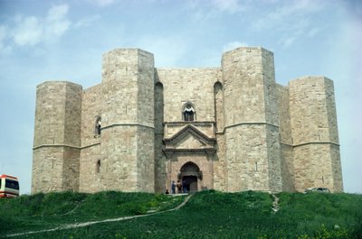 Castel del Monte, bygget under kejser Frederik II (1194-1250) ca. 1240-50. af Italian School