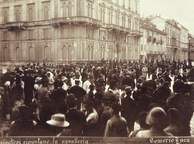 Borgere udfordrer general Bava Beccaris kavaleri under optøjerne i Milano, 6.-9. maj 1898 af Italian School