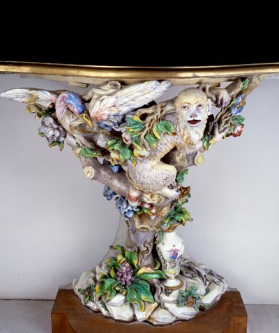 Konsol af blødt porcelæn i fremstillingen af Capodimonte. Sevres fra det 18. århundrede. Porcelænsfremstilling af Italian School