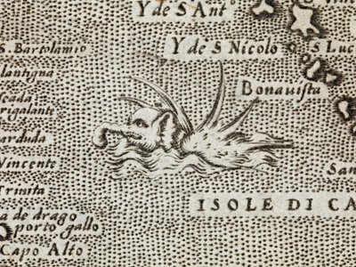 Detalje af en havelefant med en imponerende række af pigge, der rager op fra ryggen, fra 