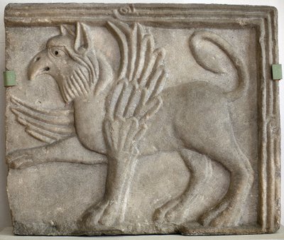 Griffon (eller grype). Lavrelief skulptureret, marmor, Venedig (Italien) 12. århundrede. Nationalgalleriet, Sternberg-paladset, Prag (Tjekkiet). af Italian School